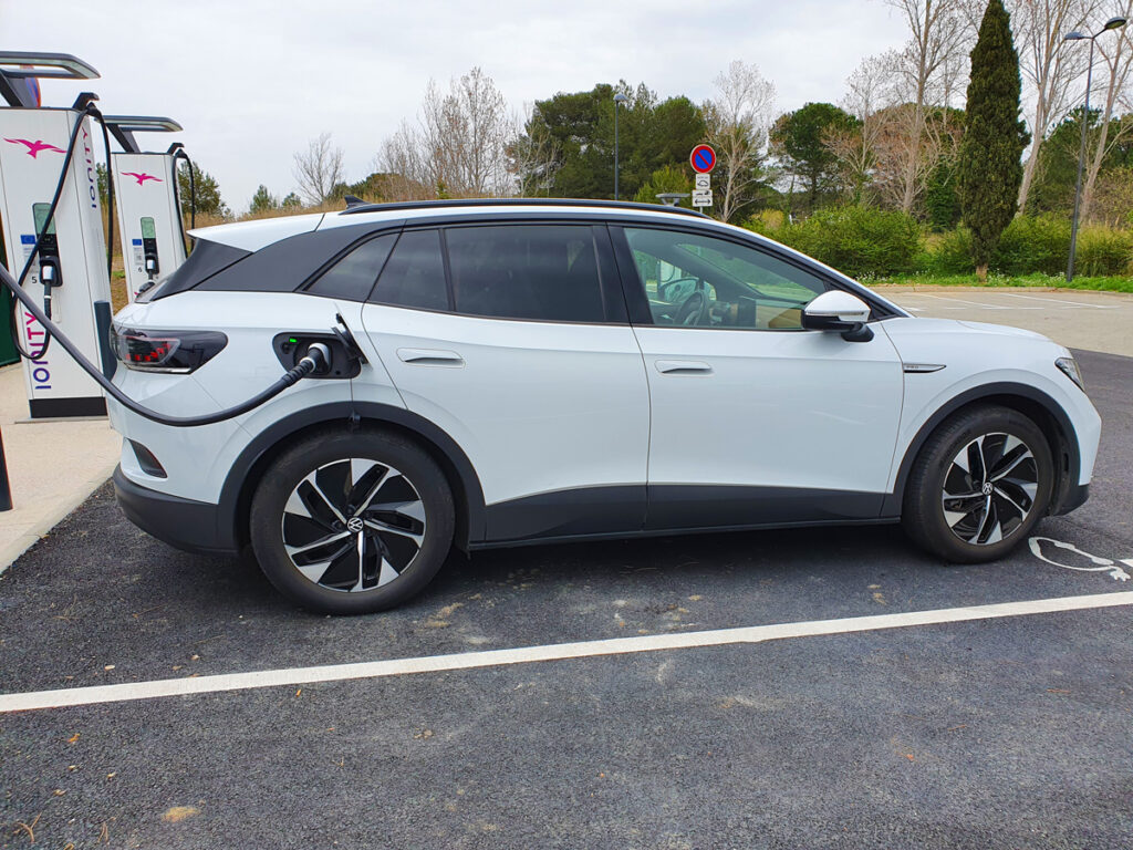 borne recharge rapide voiture electrique 1024x768 - La recharge des v&eacute;hicules &eacute;lectriques par temps tr&egrave;s chaud