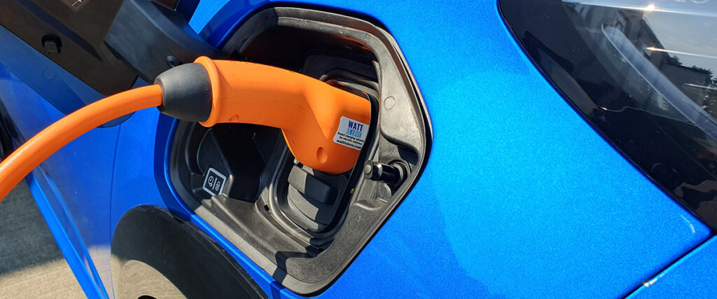 cables de recharge vehicule electrique 1024x427 - La recharge des v&eacute;hicules &eacute;lectriques par temps tr&egrave;s chaud