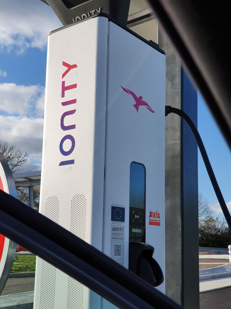 ev charging recharge vehicule electrique 768x1024 - Les abr&eacute;viations kW, kWh, MWh et kVA