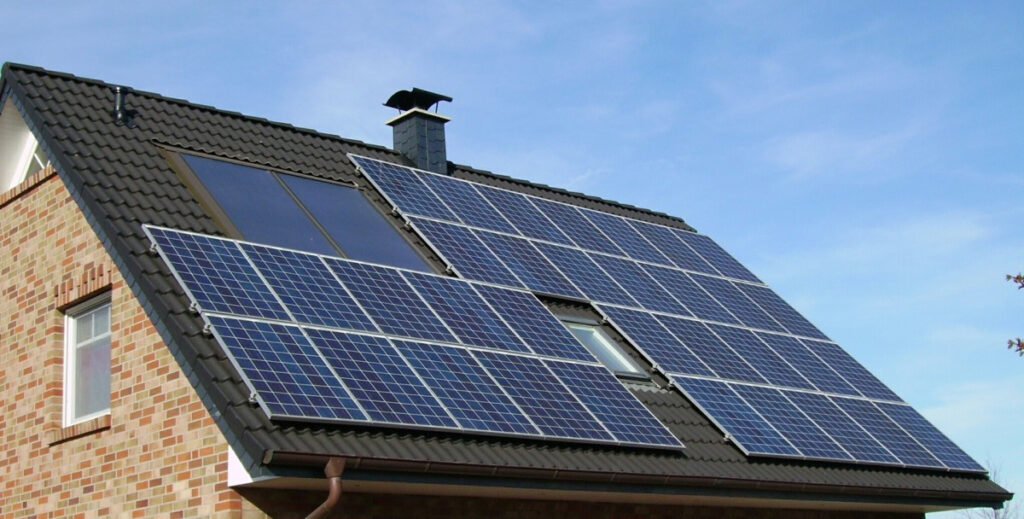 Panneaux solaires et borne de recharge pour véhicule électrique