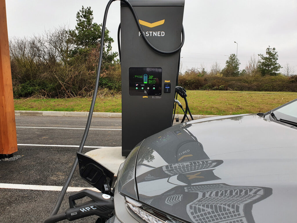 Recharge d'un véhicule électrique sur les bornes Fastned
