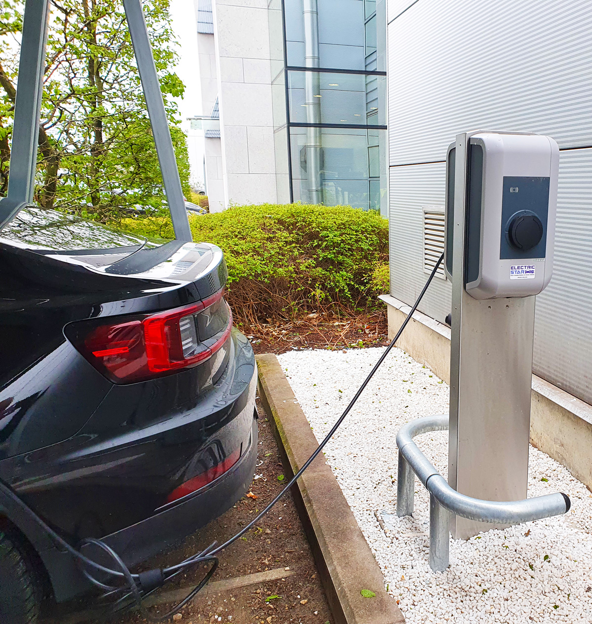 recharge voiture electrique sur parking - Recharger son v&eacute;hicule &eacute;lectrique