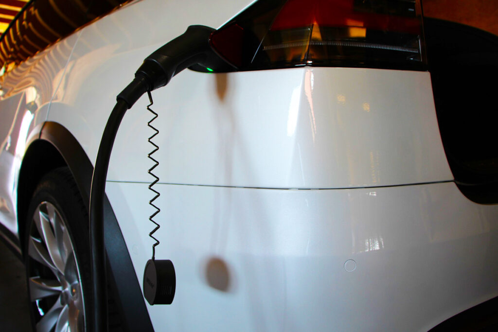 vehicule electrique en charge 2 1024x683 - Recharger votre v&eacute;hicule &eacute;lectrique &agrave; la maison ou au bureau